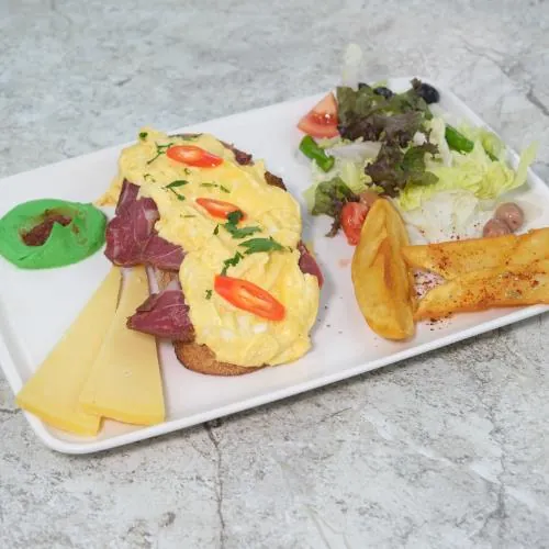 Gurme Kahvaltı Tabağı Pastırmalı — Kadim Restaurant